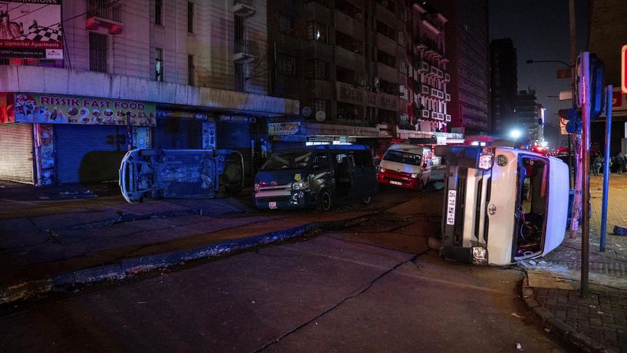 Petugas polisi memeriksa mobil yang rusak dan jalan setelah ledakan gas yang diduga melukai orang dan menyebabkan kerusakan yang signifikan, di distrik pusat bisnis Johannesburg, Afrika Selatan 19 Juli 2023. (REUTERS/Siphiwe Sibeko)