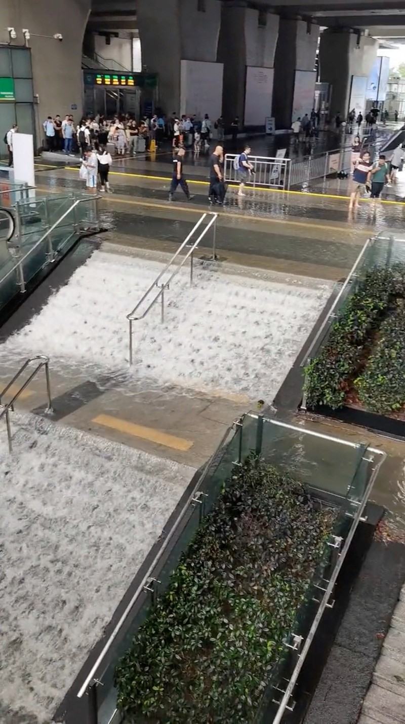 Banjir di stasiun kereta api di Cina. (Reuters) Banjir di stasiun kereta api di Cina. (Reuters)