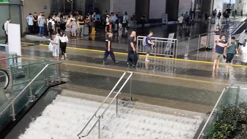 Banjir di stasiun kereta api di Cina. (Reuters)