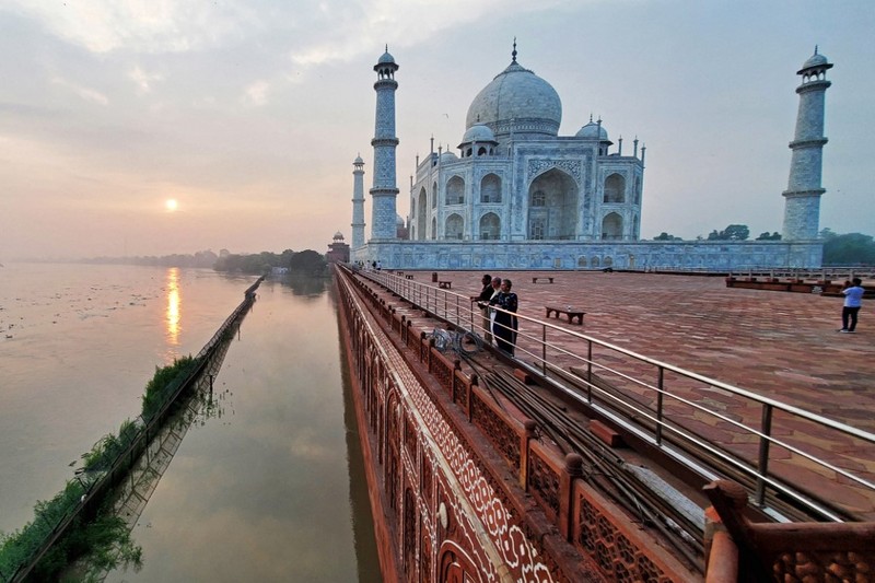 Banjir bandang yang melanda kawasan India utara ternyata berdampak pada bangunan ikonis sekaligus destinasi wisata terpopuler di negeri itu, Taj Mahal. (AFP/PAWAN SHARMA)