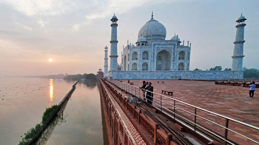 Banjir bandang yang melanda kawasan India utara ternyata berdampak pada bangunan ikonis sekaligus destinasi wisata terpopuler di negeri itu, Taj Mahal. (AFP/PAWAN SHARMA)