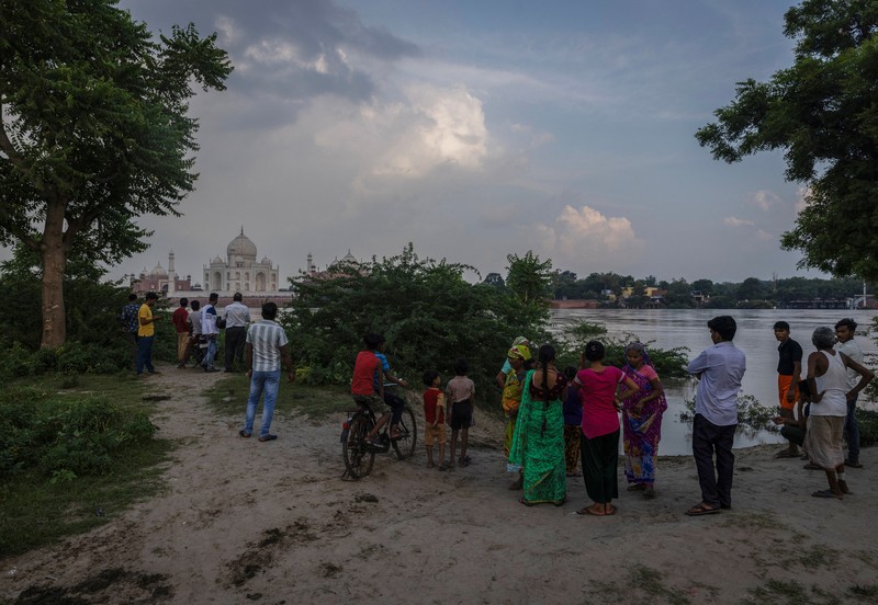 Banjir bandang yang melanda kawasan India utara ternyata berdampak pada bangunan ikonis sekaligus destinasi wisata terpopuler di negeri itu, Taj Mahal. (AFP/PAWAN SHARMA)