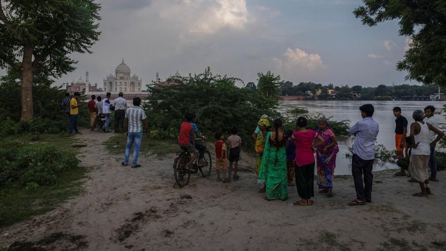 Banjir bandang yang melanda kawasan India utara ternyata berdampak pada bangunan ikonis sekaligus destinasi wisata terpopuler di negeri itu, Taj Mahal. (AFP/PAWAN SHARMA)
