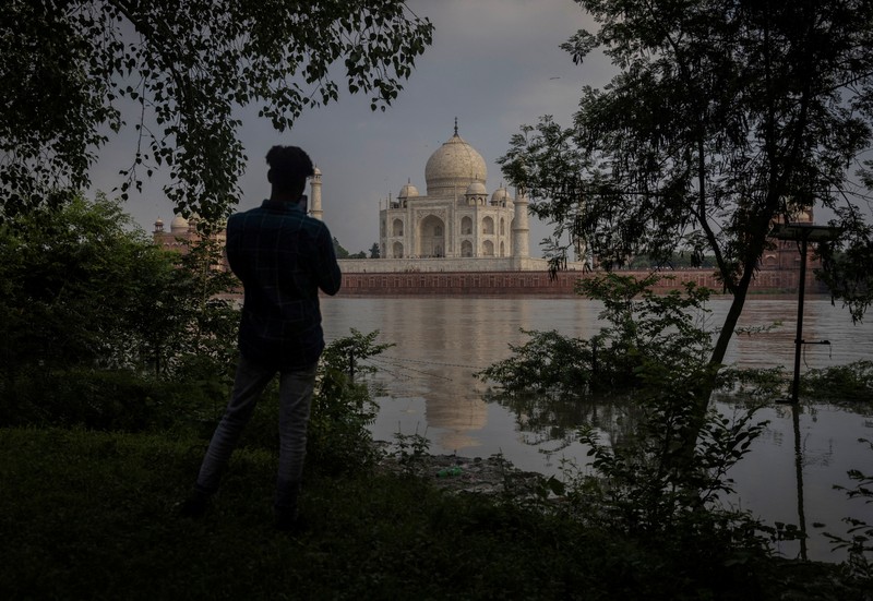Banjir bandang yang melanda kawasan India utara ternyata berdampak pada bangunan ikonis sekaligus destinasi wisata terpopuler di negeri itu, Taj Mahal. (AFP/PAWAN SHARMA)