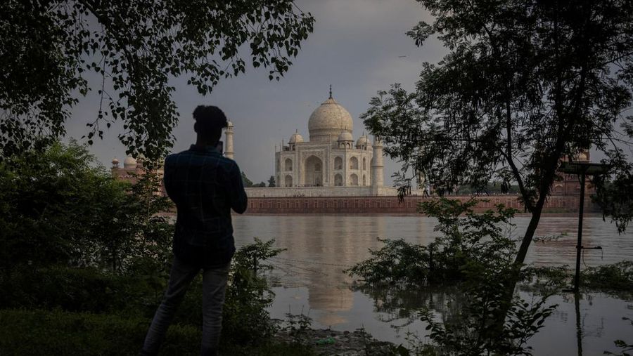 Banjir bandang yang melanda kawasan India utara ternyata berdampak pada bangunan ikonis sekaligus destinasi wisata terpopuler di negeri itu, Taj Mahal. (REUTERS/ADNAN ABIDI)