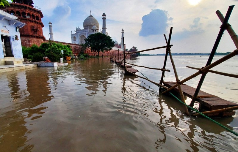 Banjir bandang yang melanda kawasan India utara ternyata berdampak pada bangunan ikonis sekaligus destinasi wisata terpopuler di negeri itu, Taj Mahal. (AFP/PAWAN SHARMA)