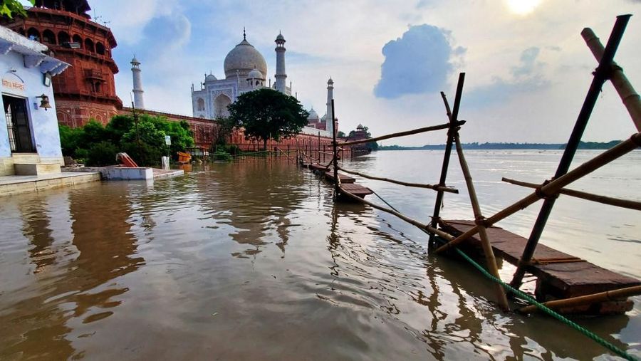 Banjir bandang yang melanda kawasan India utara ternyata berdampak pada bangunan ikonis sekaligus destinasi wisata terpopuler di negeri itu, Taj Mahal. (AFP/PAWAN SHARMA)