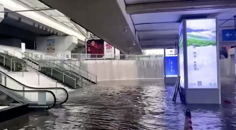 Banjir di stasiun kereta api di Cina. (Reuters) Banjir di stasiun kereta api di Cina. (Reuters)