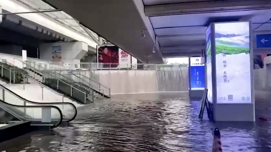 Banjir di stasiun kereta api di Cina. (Reuters)