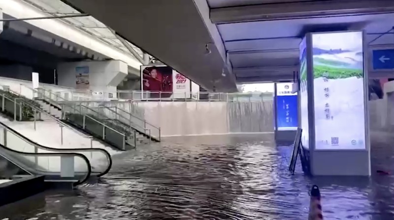 Banjir di stasiun kereta api di Cina. (Reuters)