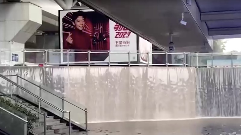 Banjir di stasiun kereta api di Cina. (Reuters)