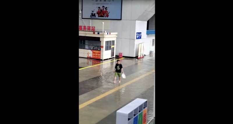 Banjir di stasiun kereta api di Cina. (Reuters) Banjir di stasiun kereta api di Cina. (Reuters)