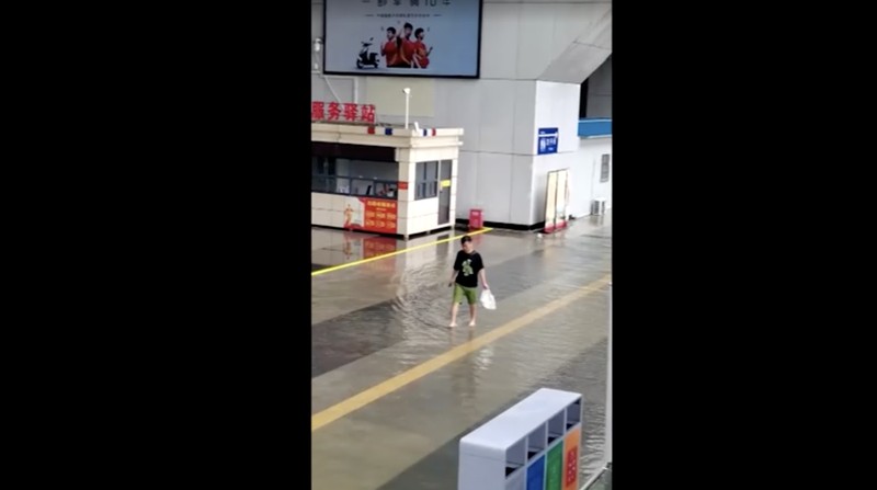 Banjir di stasiun kereta api di Cina. (Reuters)