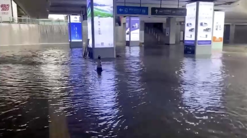 Banjir di stasiun kereta api di Cina. (Reuters) Banjir di stasiun kereta api di Cina. (Reuters)
