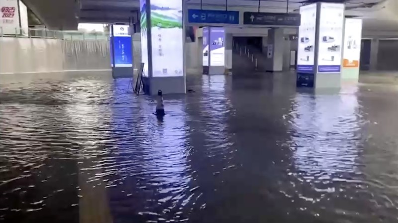 Banjir di stasiun kereta api di Cina. (Reuters)