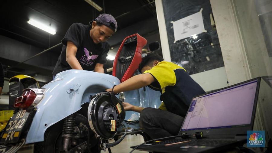 Mekanik mengkonversi vespa klasik dengan bahan bakar minyak (BBM) menjadi vespa tenaga istrik di bengkel Elders Garage, Jakarta, Jumat (21/7/2023).  (վ/Faisal Rahman)