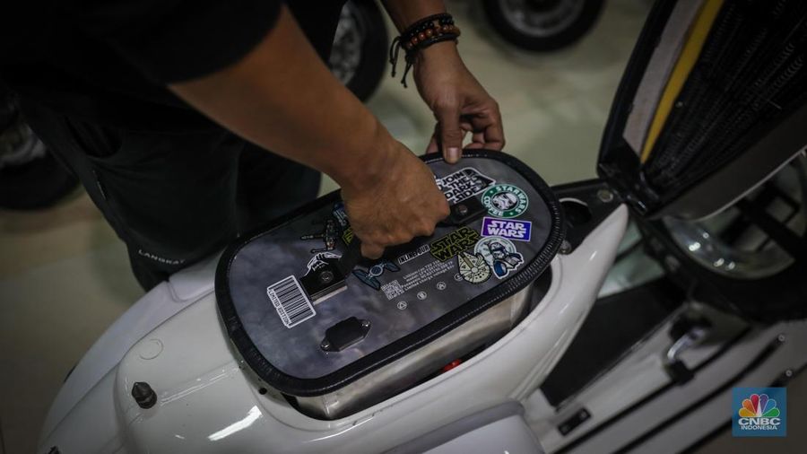 Mekanik mengkonversi vespa klasik dengan bahan bakar minyak (BBM) menjadi vespa tenaga istrik di bengkel Elders Garage, Jakarta, Jumat (21/7/2023).  (CNBC Indonesia/Faisal Rahman)