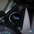 Mekanik mengkonversi vespa klasik dengan bahan bakar minyak (BBM) menjadi vespa tenaga istrik di bengkel Elders Garage, Jakarta, Jumat (21/7/2023).  (CNBC Indonesia/Faisal Rahman)