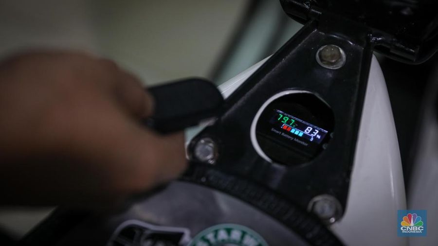 Mekanik mengkonversi vespa klasik dengan bahan bakar minyak (BBM) menjadi vespa tenaga istrik di bengkel Elders Garage, Jakarta, Jumat (21/7/2023).  (CNBC Indonesia/Faisal Rahman)