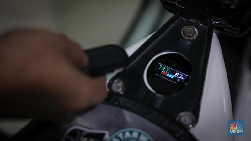 Mekanik mengkonversi vespa klasik dengan bahan bakar minyak (BBM) menjadi vespa tenaga istrik di bengkel Elders Garage, Jakarta, Jumat (21/7/2023).  (CNBC Indonesia/Faisal Rahman)