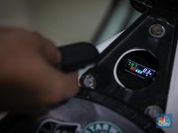 Mekanik mengkonversi vespa klasik dengan bahan bakar minyak (BBM) menjadi vespa tenaga istrik di bengkel Elders Garage, Jakarta, Jumat (21/7/2023).  (CNBC Indonesia/Faisal Rahman)