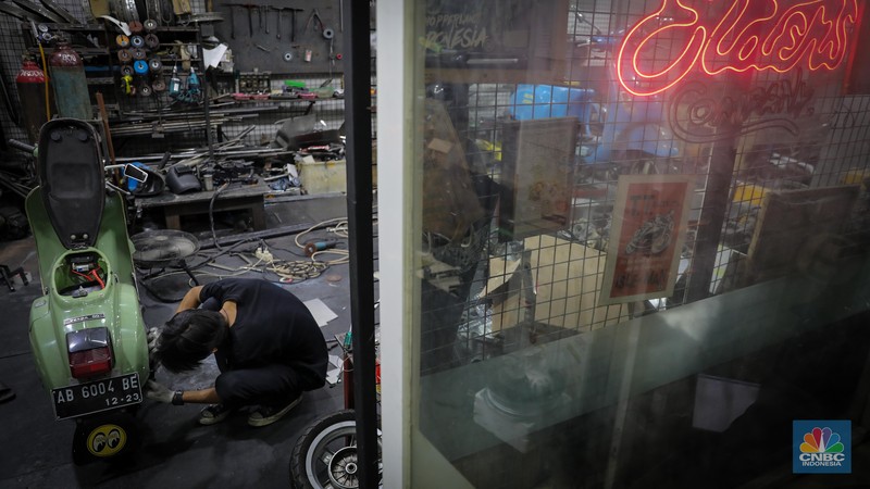 Konversi Motor Listrik Mekanik mengkonversi vespa klasik dengan bahan bakar minyak (BBM) menjadi vespa tenaga istrik di bengkel Elders Garage, Jakarta, Jumat (21/7/2023). (CNBC Indonesia/Faisal Rahman)