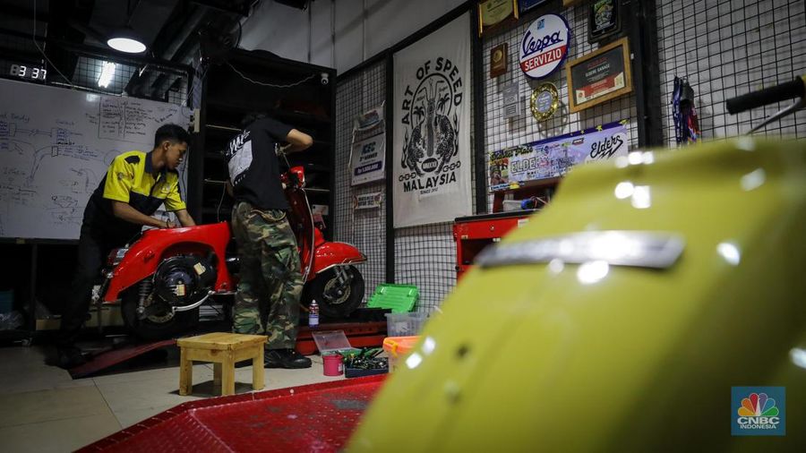 Mekanik mengkonversi vespa klasik dengan bahan bakar minyak (BBM) menjadi vespa tenaga istrik di bengkel Elders Garage, Jakarta, Jumat (21/7/2023).  (CNBC Indonesia/Faisal Rahman)