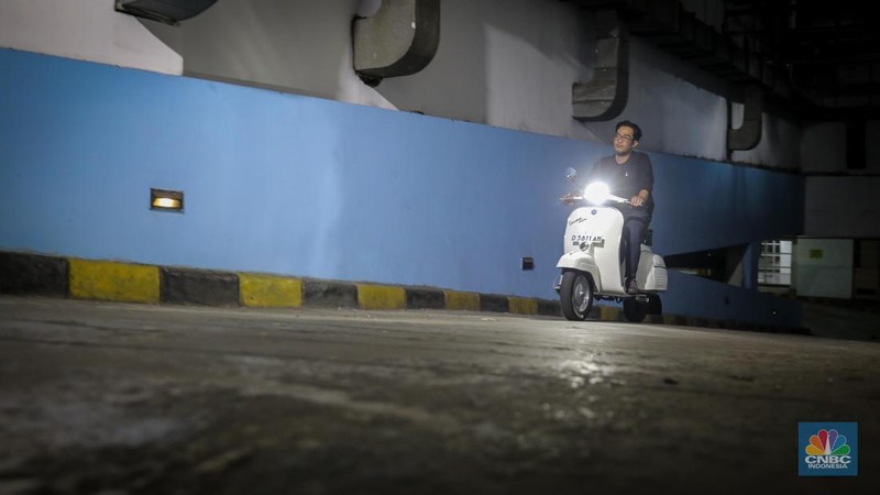Mekanik mengkonversi vespa klasik dengan bahan bakar minyak (BBM) menjadi vespa tenaga istrik di bengkel Elders Garage, Jakarta, Jumat (21/7/2023).  (CNBC Indonesia/Faisal Rahman)