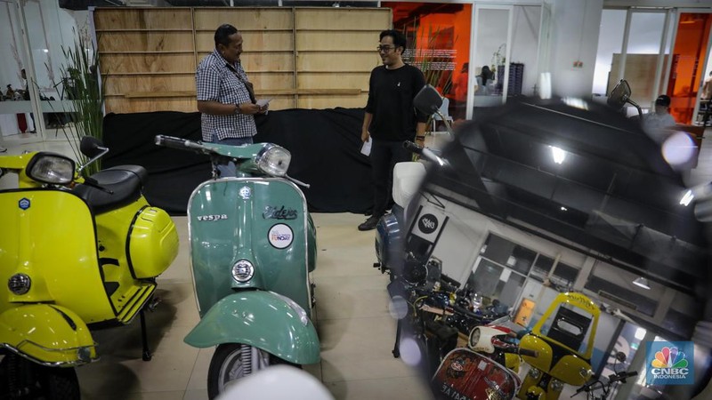 Mekanik mengkonversi vespa klasik dengan bahan bakar minyak (BBM) menjadi vespa tenaga istrik di bengkel Elders Garage, Jakarta, Jumat (21/7/2023).  (CNBC Indonesia/Faisal Rahman)