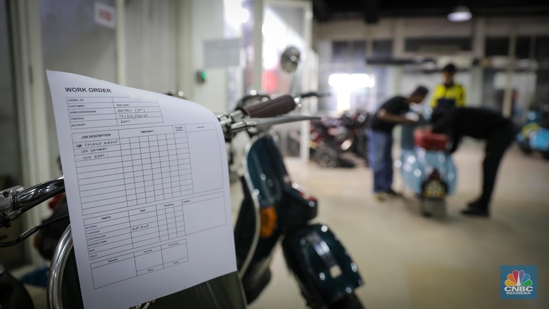 Konversi Motor Listrik Mekanik mengkonversi vespa klasik dengan bahan bakar minyak (BBM) menjadi vespa tenaga istrik di bengkel Elders Garage, Jakarta, Jumat (21/7/2023). (CNBC Indonesia/Faisal Rahman)