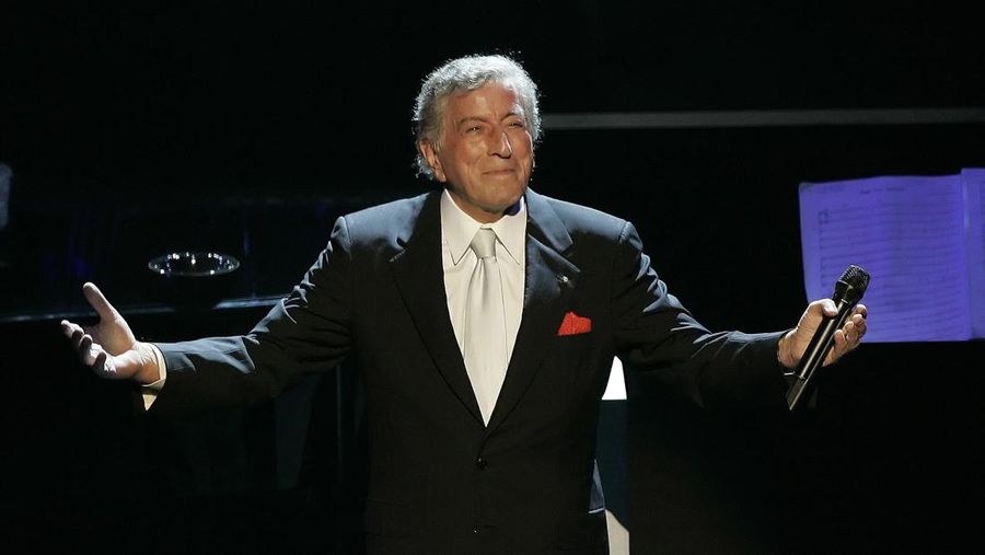 FILE - Aksi panggung Tony Bennett membawakan lagu 