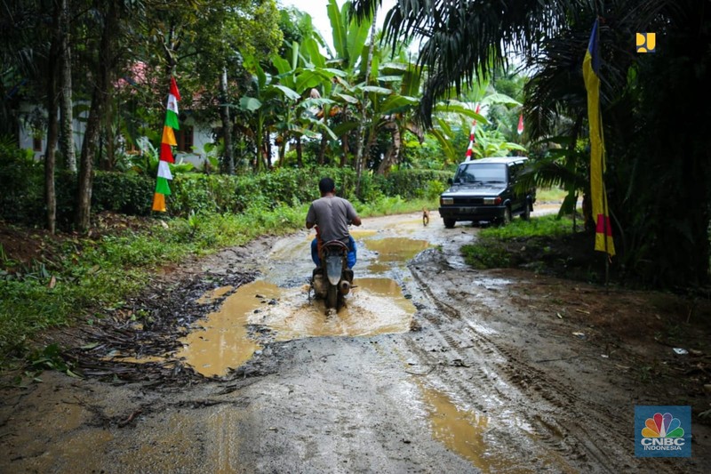 Presiden Joko Widodo (Jokowi) didampingi Menteri Pekerjaan Umum dan Perumahan Rakyat (PUPR) Basuki Hadimuljono melanjutkan kunjungan kerja dengan meninjau dimulainya penanganan jalan daerah di Provinsi Bengkulu, Jumat (21/7/2023). Ruas jalan rusak yang ditinjau yaitu Jalan Kerkap-Tanjung Agung Palik-Gunung Selan-Girimulya di Desa Gardu, Kabupaten Bengkulu Utara. (Biro Pers PUPR) Presiden Joko Widodo (Jokowi) didampingi Menteri Pekerjaan Umum dan Perumahan Rakyat (PUPR) Basuki Hadimuljono melanjutkan kunjungan kerja dengan meninjau dimulainya penanganan jalan daerah di Provinsi Bengkulu, Jumat (21/7/2023). Ruas jalan rusak yang ditinjau yaitu Jalan Kerkap-Tanjung Agung Palik-Gunung Selan-Girimulya di Desa Gardu, Kabupaten Bengkulu Utara. (Biro Pers PUPR)