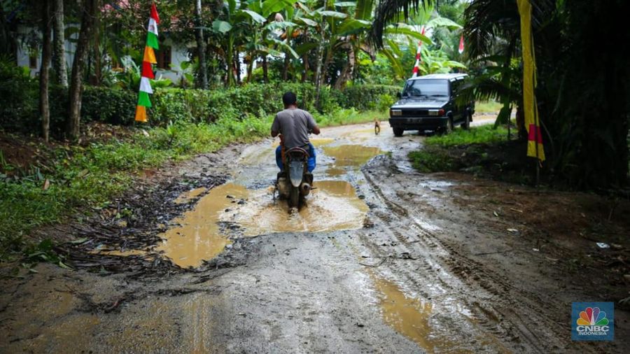 Presiden Joko Widodo (Jokowi) didampingi Menteri Pekerjaan Umum dan Perumahan Rakyat (PUPR) Basuki Hadimuljono melanjutkan kunjungan kerja dengan meninjau dimulainya penanganan jalan daerah di Provinsi Bengkulu, Jumat (21/7/2023). Ruas jalan rusak yang ditinjau yaitu Jalan Kerkap-Tanjung Agung Palik-Gunung Selan-Girimulya di Desa Gardu, Kabupaten Bengkulu Utara. (Biro Pers PUPR)