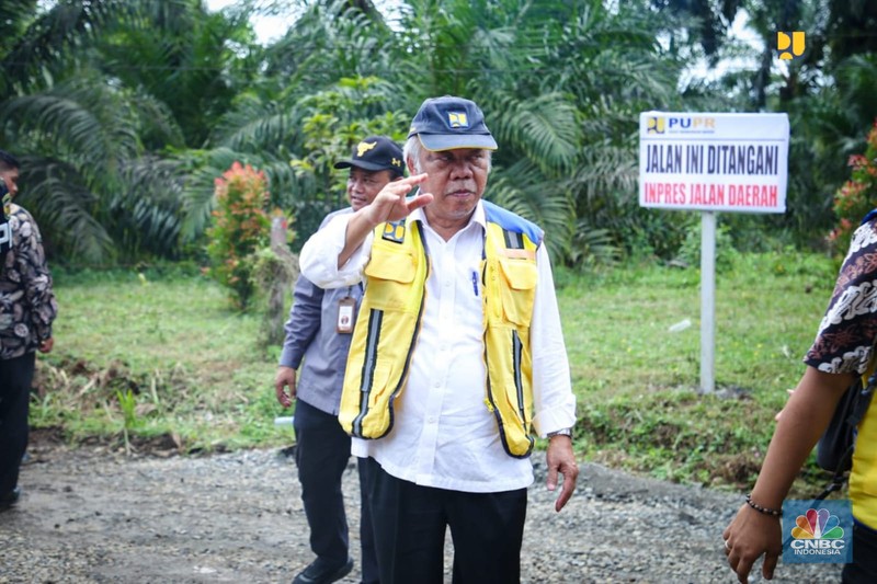 Presiden Joko Widodo (Jokowi) didampingi Menteri Pekerjaan Umum dan Perumahan Rakyat (PUPR) Basuki Hadimuljono melanjutkan kunjungan kerja dengan meninjau dimulainya penanganan jalan daerah di Provinsi Bengkulu, Jumat (21/7/2023). Ruas jalan rusak yang ditinjau yaitu Jalan Kerkap-Tanjung Agung Palik-Gunung Selan-Girimulya di Desa Gardu, Kabupaten Bengkulu Utara. (Biro Pers PUPR) Presiden Joko Widodo (Jokowi) didampingi Menteri Pekerjaan Umum dan Perumahan Rakyat (PUPR) Basuki Hadimuljono melanjutkan kunjungan kerja dengan meninjau dimulainya penanganan jalan daerah di Provinsi Bengkulu, Jumat (21/7/2023). Ruas jalan rusak yang ditinjau yaitu Jalan Kerkap-Tanjung Agung Palik-Gunung Selan-Girimulya di Desa Gardu, Kabupaten Bengkulu Utara. (Biro Pers PUPR)