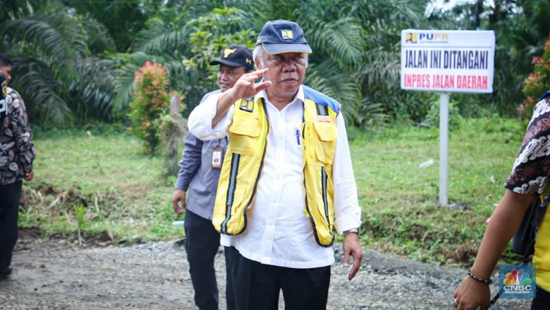 Presiden Joko Widodo (Jokowi) didampingi Menteri Pekerjaan Umum dan Perumahan Rakyat (PUPR) Basuki Hadimuljono melanjutkan kunjungan kerja dengan meninjau dimulainya penanganan jalan daerah di Provinsi Bengkulu, Jumat (21/7/2023). Ruas jalan rusak yang ditinjau yaitu Jalan Kerkap-Tanjung Agung Palik-Gunung Selan-Girimulya di Desa Gardu, Kabupaten Bengkulu Utara. (Biro Pers PUPR)