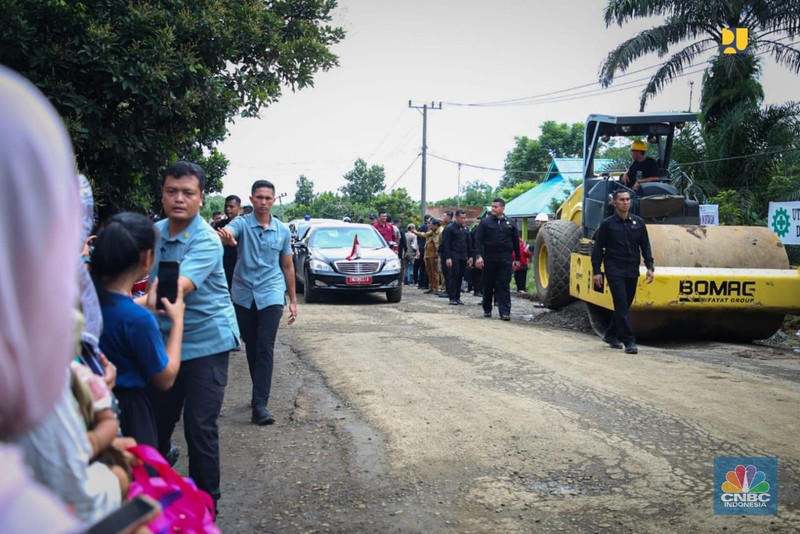 Presiden Joko Widodo (Jokowi) didampingi Menteri Pekerjaan Umum dan Perumahan Rakyat (PUPR) Basuki Hadimuljono melanjutkan kunjungan kerja dengan meninjau dimulainya penanganan jalan daerah di Provinsi Bengkulu, Jumat (21/7/2023). Ruas jalan rusak yang ditinjau yaitu Jalan Kerkap-Tanjung Agung Palik-Gunung Selan-Girimulya di Desa Gardu, Kabupaten Bengkulu Utara. (Biro Pers PUPR) Presiden Joko Widodo (Jokowi) didampingi Menteri Pekerjaan Umum dan Perumahan Rakyat (PUPR) Basuki Hadimuljono melanjutkan kunjungan kerja dengan meninjau dimulainya penanganan jalan daerah di Provinsi Bengkulu, Jumat (21/7/2023). Ruas jalan rusak yang ditinjau yaitu Jalan Kerkap-Tanjung Agung Palik-Gunung Selan-Girimulya di Desa Gardu, Kabupaten Bengkulu Utara. (Biro Pers PUPR)