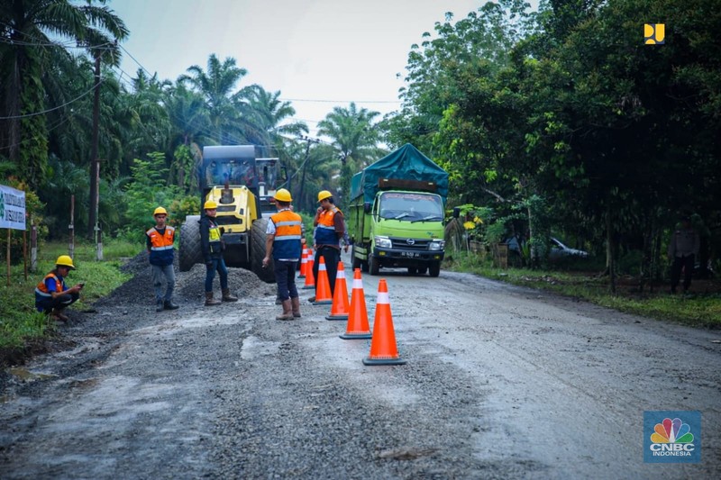 Presiden Joko Widodo (Jokowi) didampingi Menteri Pekerjaan Umum dan Perumahan Rakyat (PUPR) Basuki Hadimuljono melanjutkan kunjungan kerja dengan meninjau dimulainya penanganan jalan daerah di Provinsi Bengkulu, Jumat (21/7/2023). Ruas jalan rusak yang ditinjau yaitu Jalan Kerkap-Tanjung Agung Palik-Gunung Selan-Girimulya di Desa Gardu, Kabupaten Bengkulu Utara. (Biro Pers PUPR) Presiden Joko Widodo (Jokowi) didampingi Menteri Pekerjaan Umum dan Perumahan Rakyat (PUPR) Basuki Hadimuljono melanjutkan kunjungan kerja dengan meninjau dimulainya penanganan jalan daerah di Provinsi Bengkulu, Jumat (21/7/2023). Ruas jalan rusak yang ditinjau yaitu Jalan Kerkap-Tanjung Agung Palik-Gunung Selan-Girimulya di Desa Gardu, Kabupaten Bengkulu Utara. (Biro Pers PUPR)