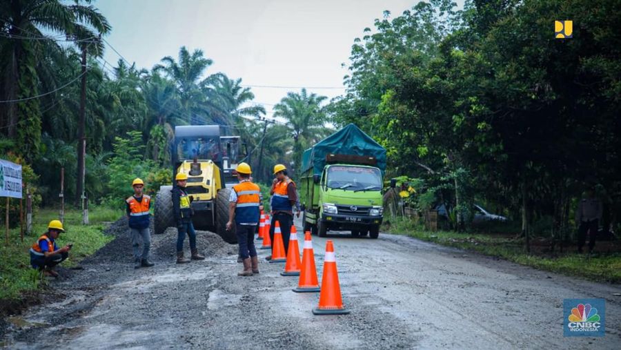 Presiden Joko Widodo (Jokowi) didampingi Menteri Pekerjaan Umum dan Perumahan Rakyat (PUPR) Basuki Hadimuljono melanjutkan kunjungan kerja dengan meninjau dimulainya penanganan jalan daerah di Provinsi Bengkulu, Jumat (21/7/2023). Ruas jalan rusak yang ditinjau yaitu Jalan Kerkap-Tanjung Agung Palik-Gunung Selan-Girimulya di Desa Gardu, Kabupaten Bengkulu Utara. (Biro Pers PUPR)