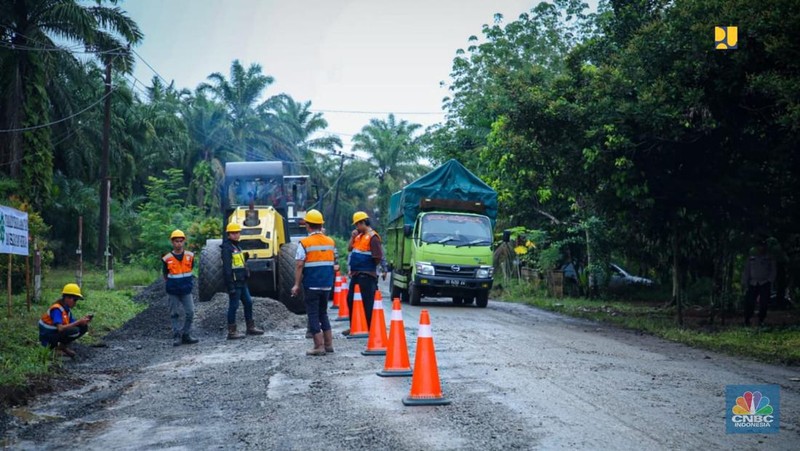 Presiden Joko Widodo (Jokowi) didampingi Menteri Pekerjaan Umum dan Perumahan Rakyat (PUPR) Basuki Hadimuljono melanjutkan kunjungan kerja dengan meninjau dimulainya penanganan jalan daerah di Provinsi Bengkulu, Jumat (21/7/2023). Ruas jalan rusak yang ditinjau yaitu Jalan Kerkap-Tanjung Agung Palik-Gunung Selan-Girimulya di Desa Gardu, Kabupaten Bengkulu Utara. (Biro Pers PUPR)