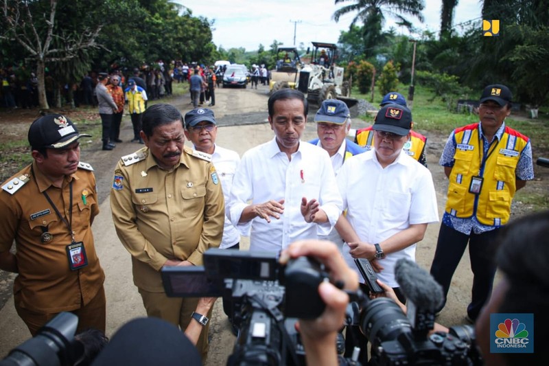 Presiden Joko Widodo (Jokowi) didampingi Menteri Pekerjaan Umum dan Perumahan Rakyat (PUPR) Basuki Hadimuljono melanjutkan kunjungan kerja dengan meninjau dimulainya penanganan jalan daerah di Provinsi Bengkulu, Jumat (21/7/2023). Ruas jalan rusak yang ditinjau yaitu Jalan Kerkap-Tanjung Agung Palik-Gunung Selan-Girimulya di Desa Gardu, Kabupaten Bengkulu Utara. (Biro Pers PUPR) Presiden Joko Widodo (Jokowi) didampingi Menteri Pekerjaan Umum dan Perumahan Rakyat (PUPR) Basuki Hadimuljono melanjutkan kunjungan kerja dengan meninjau dimulainya penanganan jalan daerah di Provinsi Bengkulu, Jumat (21/7/2023). Ruas jalan rusak yang ditinjau yaitu Jalan Kerkap-Tanjung Agung Palik-Gunung Selan-Girimulya di Desa Gardu, Kabupaten Bengkulu Utara. (Biro Pers PUPR)