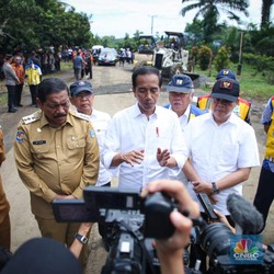 Jokowi Minta Bupati Fokus Bangun Jalan, Duit Jangan Nganggur!