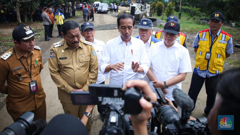 Presiden Joko Widodo (Jokowi) didampingi Menteri Pekerjaan Umum dan Perumahan Rakyat (PUPR) Basuki Hadimuljono melanjutkan kunjungan kerja dengan meninjau dimulainya penanganan jalan daerah di Provinsi Bengkulu, Jumat (21/7/2023). Ruas jalan rusak yang ditinjau yaitu Jalan Kerkap-Tanjung Agung Palik-Gunung Selan-Girimulya di Desa Gardu, Kabupaten Bengkulu Utara. (Biro Pers PUPR)