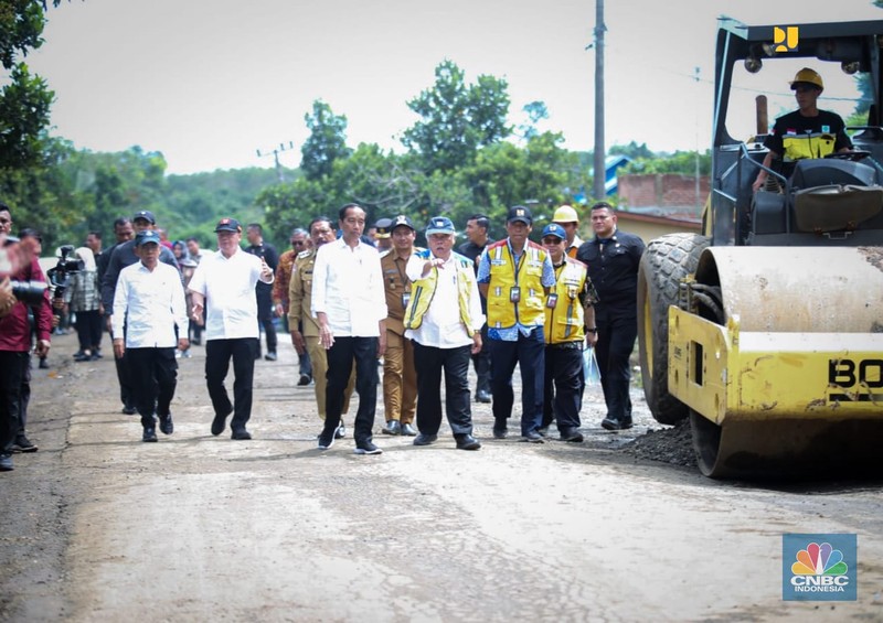 Presiden Joko Widodo (Jokowi) didampingi Menteri Pekerjaan Umum dan Perumahan Rakyat (PUPR) Basuki Hadimuljono melanjutkan kunjungan kerja dengan meninjau dimulainya penanganan jalan daerah di Provinsi Bengkulu, Jumat (21/7/2023). Ruas jalan rusak yang ditinjau yaitu Jalan Kerkap-Tanjung Agung Palik-Gunung Selan-Girimulya di Desa Gardu, Kabupaten Bengkulu Utara. (Biro Pers PUPR) Presiden Joko Widodo (Jokowi) didampingi Menteri Pekerjaan Umum dan Perumahan Rakyat (PUPR) Basuki Hadimuljono melanjutkan kunjungan kerja dengan meninjau dimulainya penanganan jalan daerah di Provinsi Bengkulu, Jumat (21/7/2023). Ruas jalan rusak yang ditinjau yaitu Jalan Kerkap-Tanjung Agung Palik-Gunung Selan-Girimulya di Desa Gardu, Kabupaten Bengkulu Utara. (Biro Pers PUPR)
