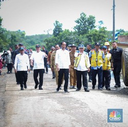 Jokowi Mulai Berantas 'Jalan Neraka' di Daerah