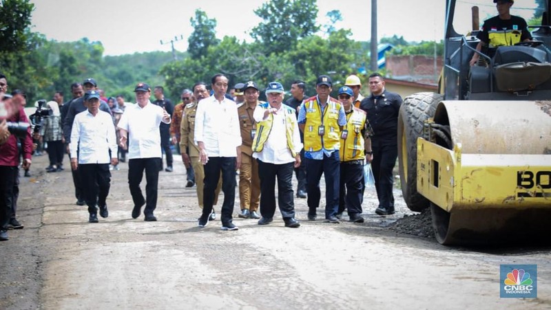 Presiden Joko Widodo (Jokowi) didampingi Menteri Pekerjaan Umum dan Perumahan Rakyat (PUPR) Basuki Hadimuljono melanjutkan kunjungan kerja dengan meninjau dimulainya penanganan jalan daerah di Provinsi Bengkulu, Jumat (21/7/2023). Ruas jalan rusak yang ditinjau yaitu Jalan Kerkap-Tanjung Agung Palik-Gunung Selan-Girimulya di Desa Gardu, Kabupaten Bengkulu Utara. (Biro Pers PUPR)
