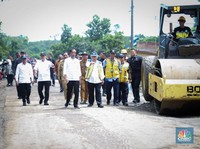 Jokowi Mulai Berantas 'Jalan Neraka' di Daerah
