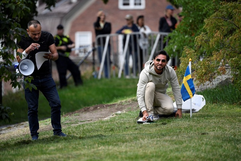 Seorang pria imigran asal Irak, Salwan Momika, kembali menjadi perhatian dengan menggelar aksi menghina Al Quran dan agama Islam lagi di Swedia. (AFP/OSCAR OLSSON) Seorang pria imigran asal Irak, Salwan Momika, kembali menjadi perhatian dengan menggelar aksi menghina Al Quran dan agama Islam lagi di Swedia.
(AFP/OSCAR OLSSON)