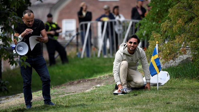 Seorang pria imigran asal Irak, Salwan Momika, kembali menjadi perhatian dengan menggelar aksi menghina Al Quran dan agama Islam lagi di Swedia.
(AFP/OSCAR OLSSON)
