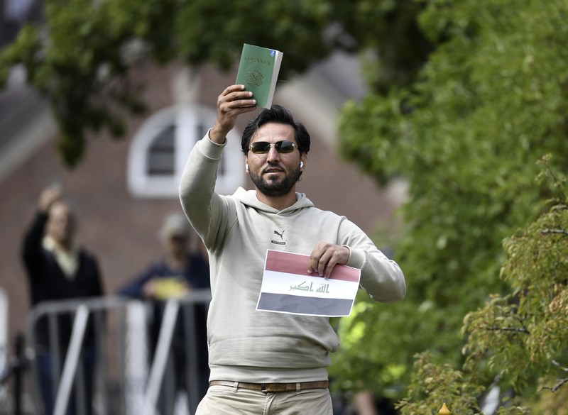Seorang pria imigran asal Irak, Salwan Momika, kembali menjadi perhatian dengan menggelar aksi menghina Al Quran dan agama Islam lagi di Swedia. (AFP/OSCAR OLSSON) Seorang pria imigran asal Irak, Salwan Momika, kembali menjadi perhatian dengan menggelar aksi menghina Al Quran dan agama Islam lagi di Swedia.
(AFP/OSCAR OLSSON)