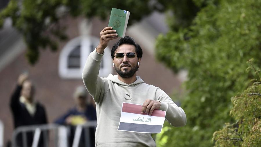 Seorang pria imigran asal Irak, Salwan Momika, kembali menjadi perhatian dengan menggelar aksi menghina Al Quran dan agama Islam lagi di Swedia. (AP/Oscar Olsson)